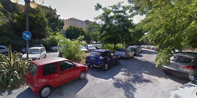 Furti nel parcheggio di via Moscati, residenti infuriati