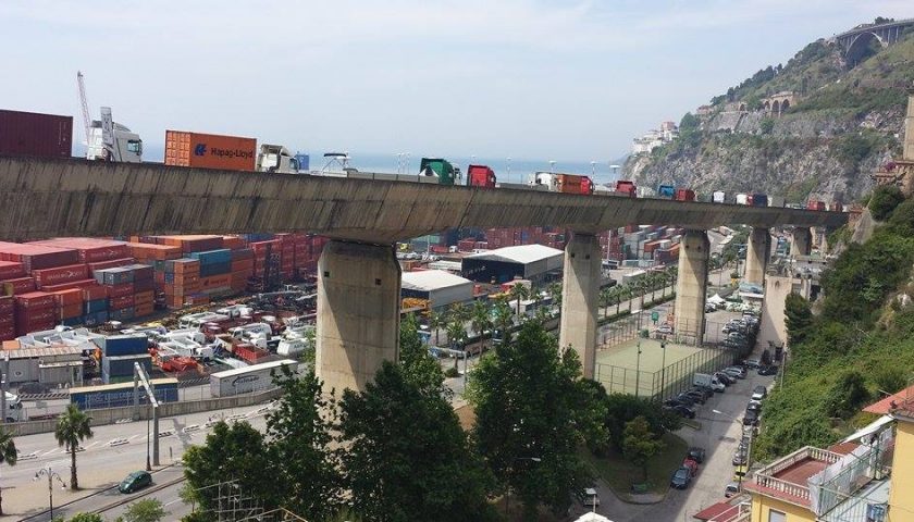 Incidente tra camion sul Viadotto Gatto, traffico paralizzato a Salerno