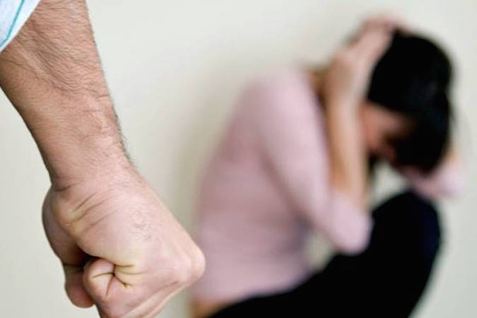 Picchiò la madre con una statuetta in marmo