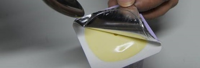Pezzi di plastica nello yogurt, confezioni ritirate dal commercio