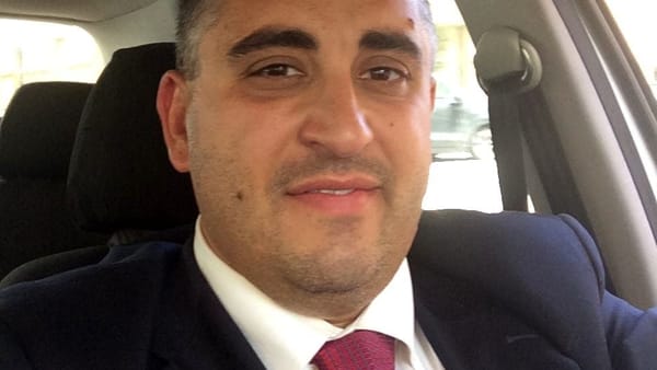 Mario Stanzione si spaccia per un poliziotto, i carabinieri lo denunciano