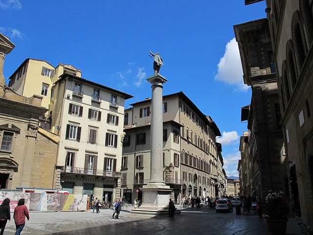 Sferra un pugno al molestatore della fidanzata, arrestato un salernitano a Firenze