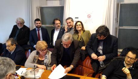 Scuola: firmato il contratto, aumenti da 80 a 110 euro