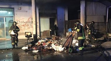 Angri, in fiamme il circolo dei pensionati