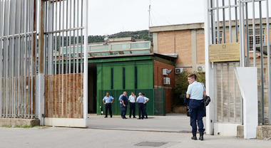 Detenuto appicca il fuoco in carcere a Salerno, 8 agenti in ospedale