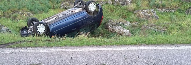 Paestum, auto va fuori strada e si ribalta