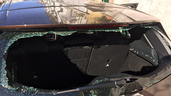Due giovani hanno danneggiato 11 auto sul trincerone di Salerno