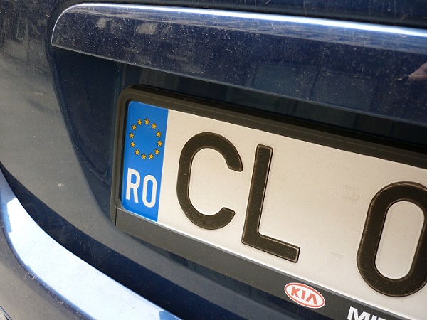 Stretta sulle auto con targa straniera, indagine sui furbetti delle multe