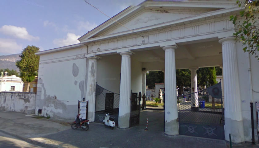 Sarno, cimitero infestato dagli insetti