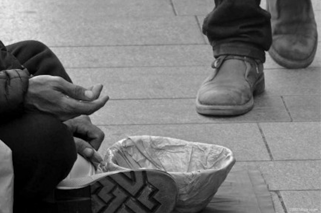 Crociata del sindaco di Eboli, elemosina vietata davanti alle chiese ed ai supermercati