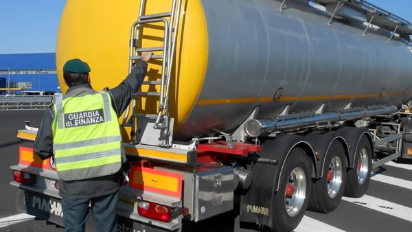 Sequestrata autocisterna che trasportava 32mila litri di gasolio di contrabbando