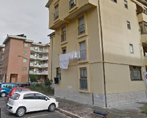 Strano episodio a Baronissi, ragazzo si scaglia contro un portone