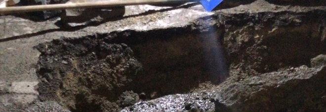 Guasto alla rete fognaria, strada sprofonda ad Angri