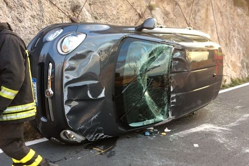 Auto si ribalta in Costiera Amalfitana