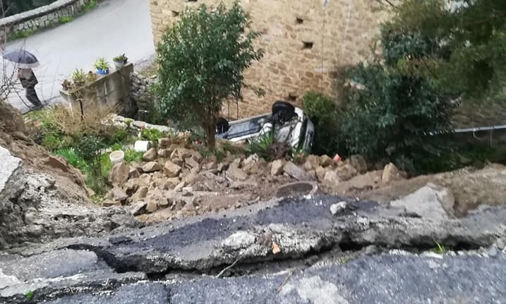 Frana la strada ad Altavilla Silentina, auto precipita nel vuoto