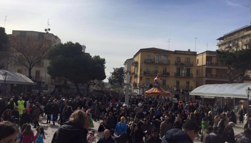 Carnevale ambientalista a Battipaglia, carri allegorici e cori contro lo Stir