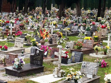 Colliano, furti nel cimitero: rubati portafiori in rame, cornici e lapidi