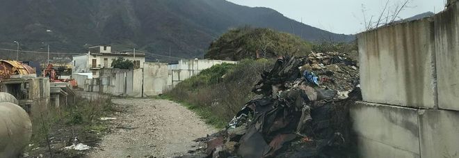 Discarica a cielo aperto in periferia, residenti di Sarno sul piede di guerra