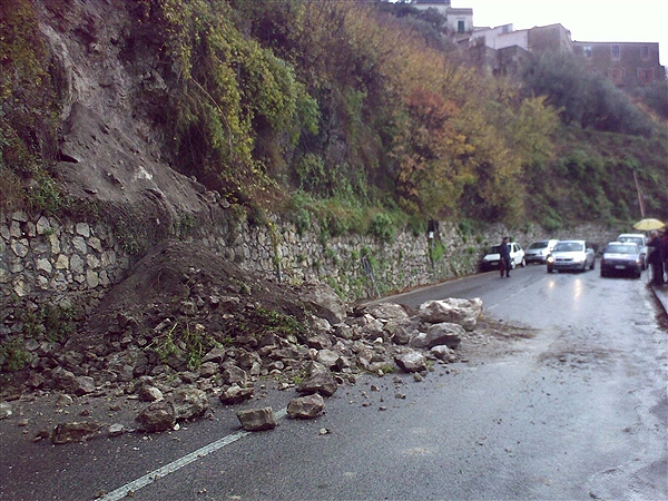 Frana in Costiera, distacco di materiale roccioso sulla SS163 a Cetara
