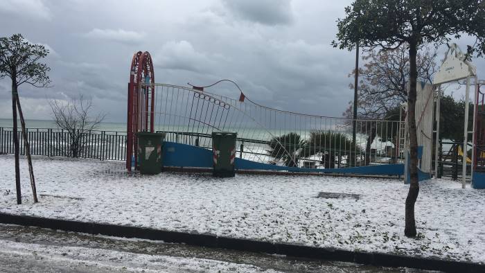 Grandinata a Salerno, donna scivola e si ferisce in via Martiri Ungheresi