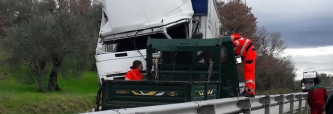 Incidente tra Tir e veicolo agricolo, muore 70enne di Caggiano
