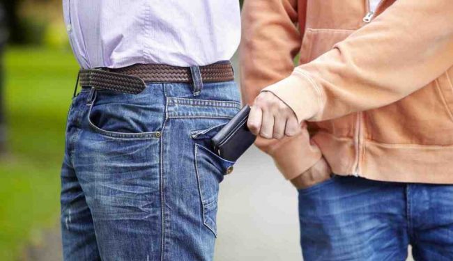 A Napoli per rubare portafogli, arrestato 30enne salernitano
