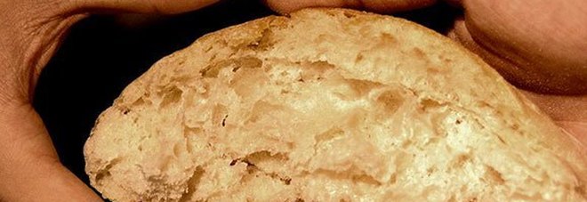 Chiedevano offerte in cambio di pane benedetto… ma era una truffa