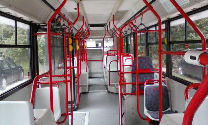 Momenti di tensione sull’autobus, giovane minaccia l’autista poi rompe il vetro
