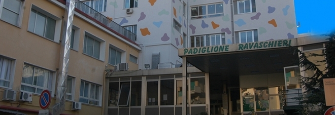 Bimbo cade giù dal balcone di casa, dal terzo piano di un condominio