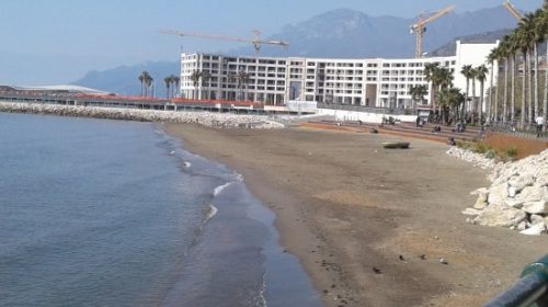 Salerno, bagnante derubato: ladro porta via zaino