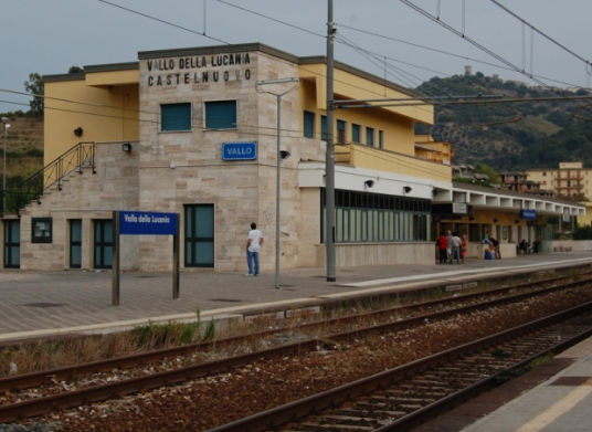 Stazione di Vallo della Lucania – Castelnuovo, rimossi i tabelloni pubblicitari