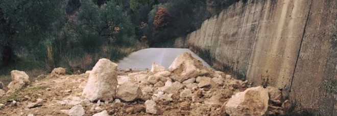 Frana tra Caggiano e Vietri di Potenza, strada chiusa