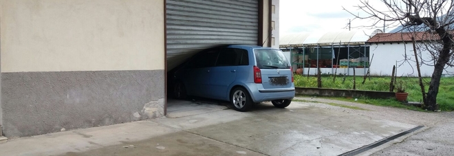 Teggiano, gasolio sull’asfalto: auto sbanda e finisce nel garage