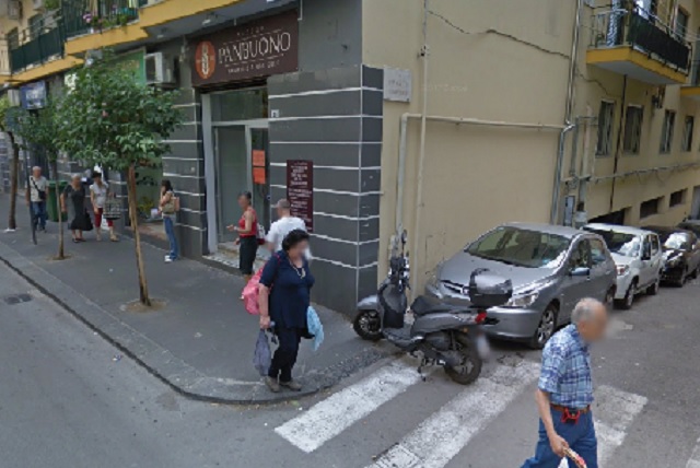 Uomo lancia bottiglie dal balcone a Salerno, area transennata