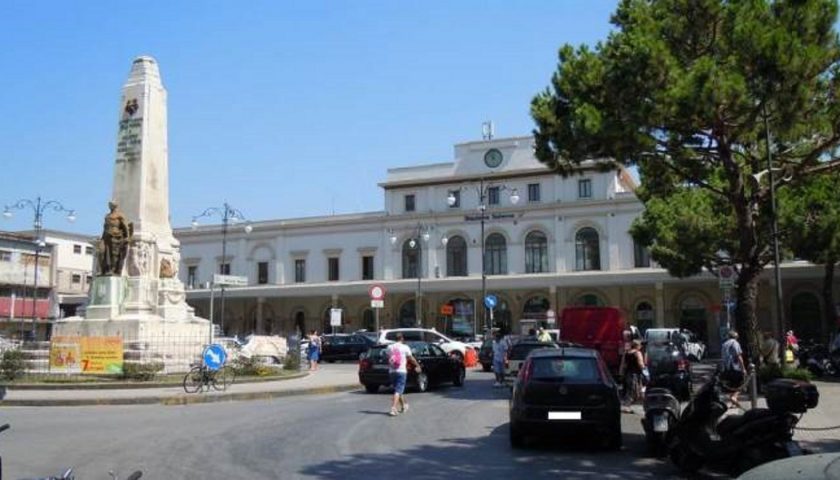 Parcheggiatore abusivo chiede il pizzo per la sosta, ferisce due agenti della Municipale e provoca danni al comando