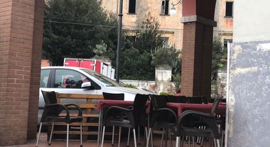 Travolge i tavolini del bar, forse un colpo di sonno