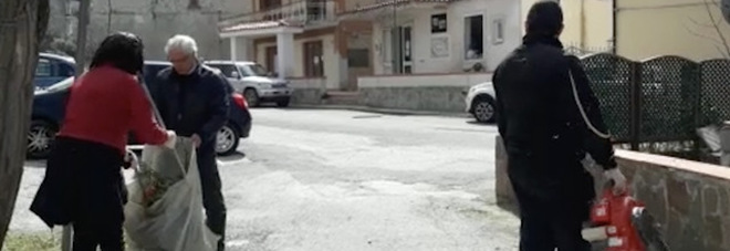 Camerota, sindaco e giunta diventano spazzini