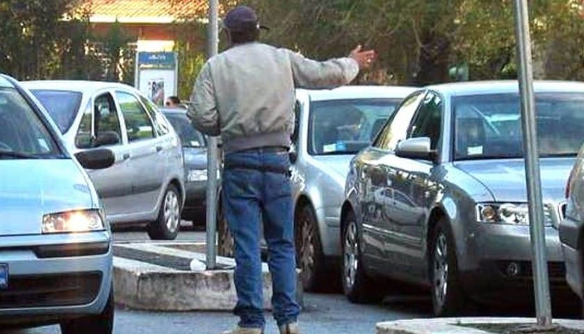 Parcheggiatori abusivi multati e allontanati dallo stadio Arechi