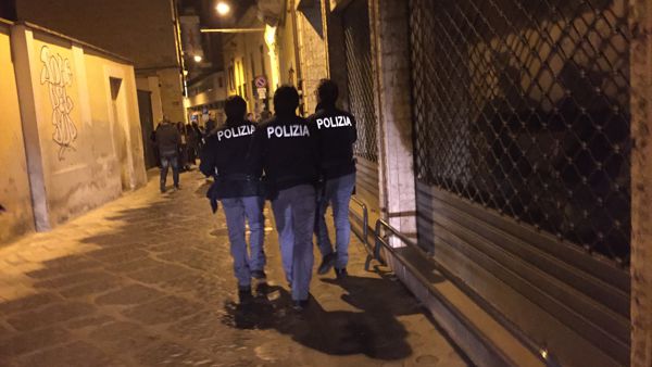 Movida a Salerno, locali multati. Lite a Torrione tra ragazze, straniera sanzionata