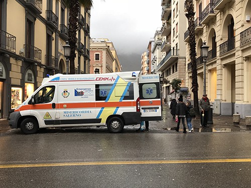 Paura in Corso Vittorio Emanuele, commessa avverte malore in profumeria