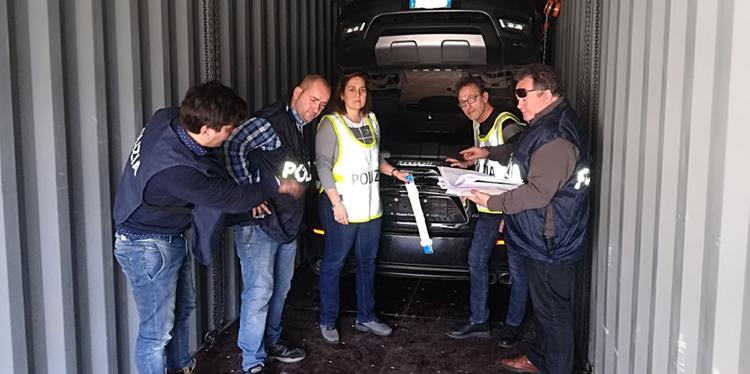 Porto di Salerno, sequestrate 4 auto rubate