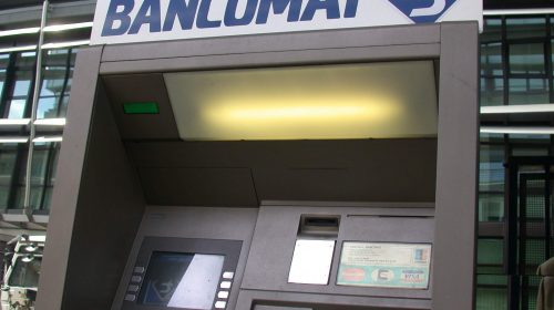 Scafati, tentano di portare via il bancomat durante la notte: ladri a mani vuote