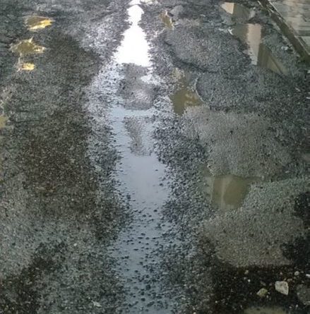 Manto stradale in pessime condizioni a Battipaglia, i cittadini alzano la voce