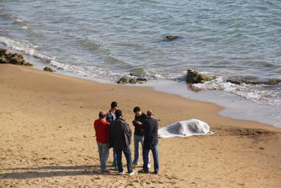 Il cadavere di una donna sulla spiaggia di Capaccio