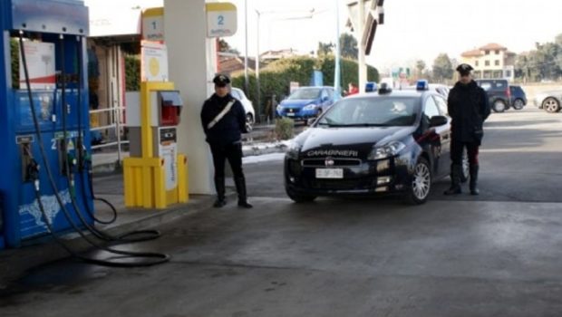 Pistola in pugno rapinano e picchiano un benzinaio a Olevano
