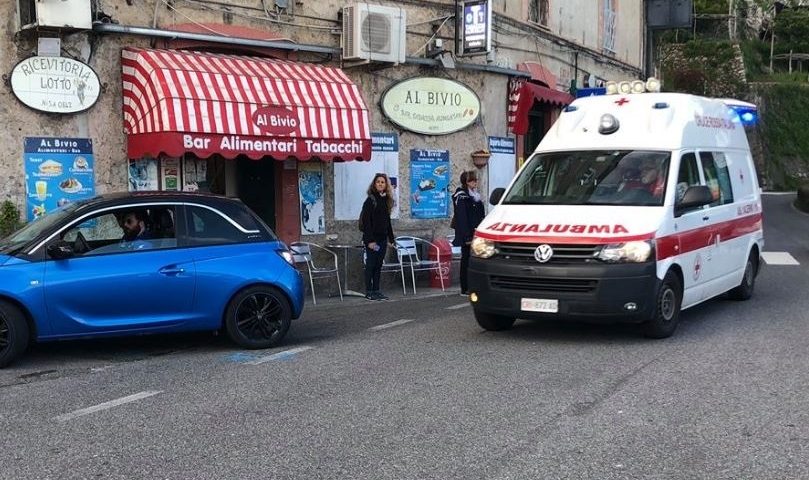 Colto da infarto, attraversa a piedi la zona “rossa”: salvo 56enne di Amalfi