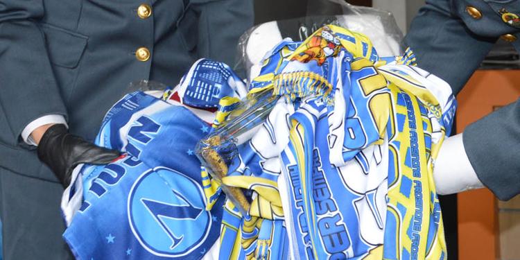 Centrale del falso a Pagani, riprodotte sciarpe e gadget di numerosi club di calcio