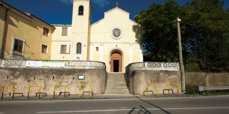 Chiesa pericolante a San Leonardo, le Messe si celebrano nel negozio