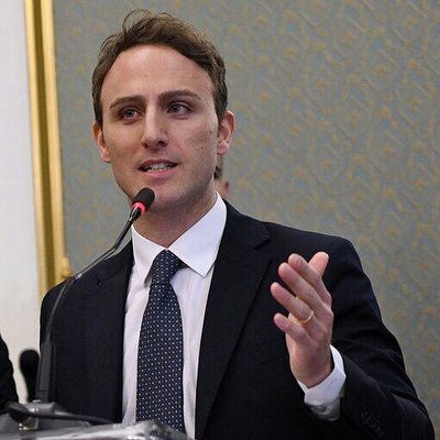 Piero De Luca festeggia con tutti i fedelissimi