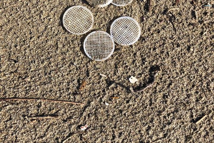 Dischetti di plastica sul litorale, il mistero si infittisce